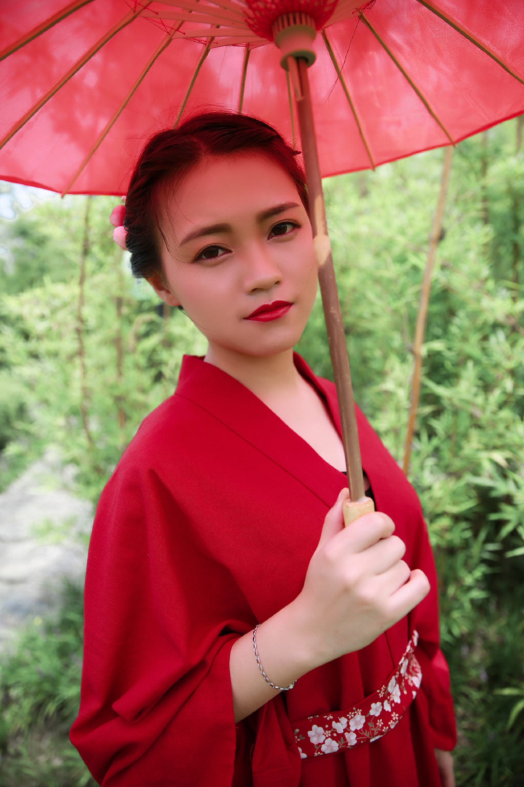 红衣古装裙美女GOGO全球高清大胆专业撮影图片