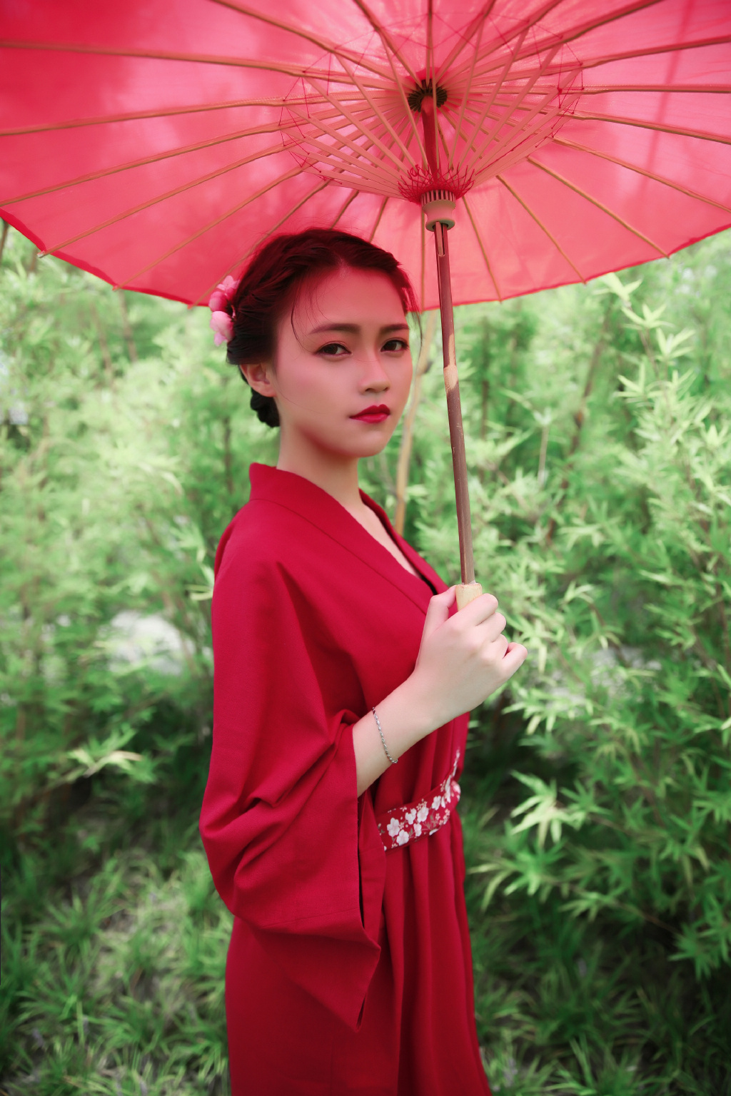 红衣古装裙美女GOGO全球高清大胆专业撮影图片