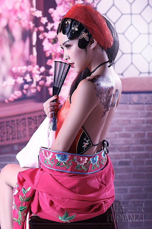 浓妆红唇古典少女图 西西韩国大胆裸体女人图片