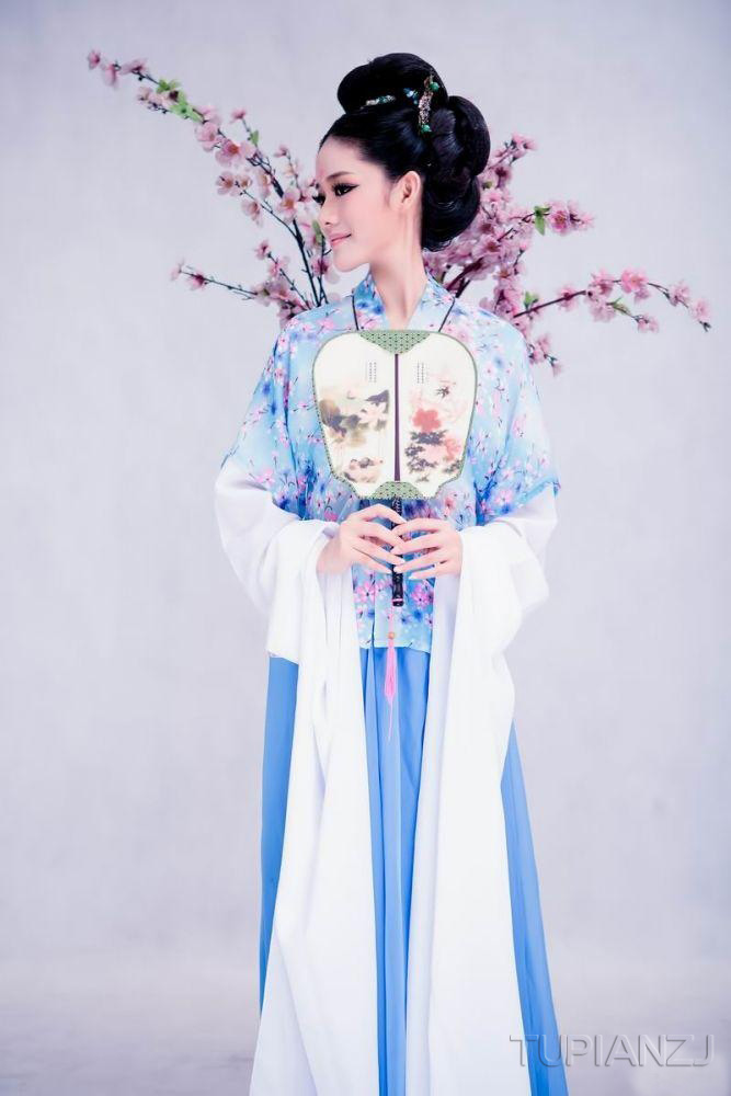 桃花下的甜美古装女孩厨房里征服美艳老师图片