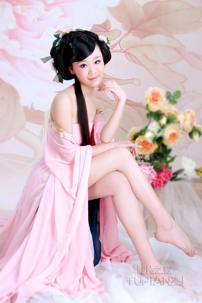 粉色古装汉服美女图 被屈辱打开双腿图片
