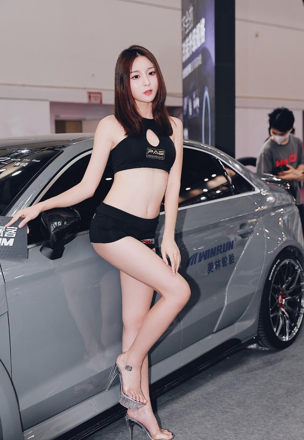 美女车模细腰长腿性感美女100%露出胸