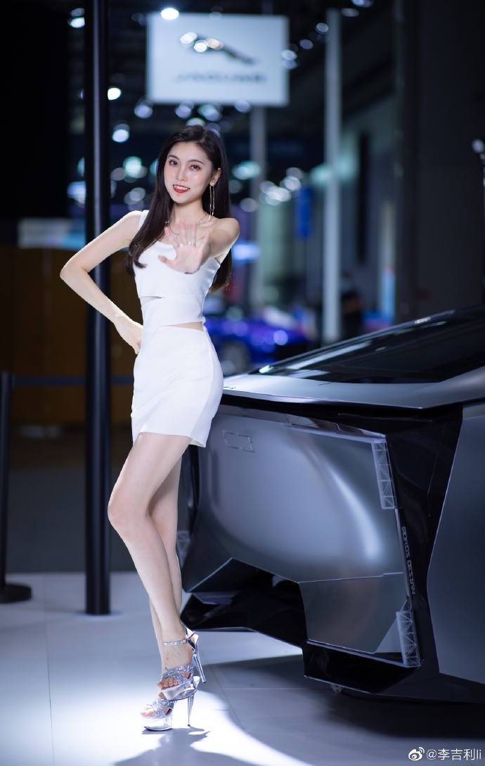广州车展美女车模个高女人很爽的美女图片