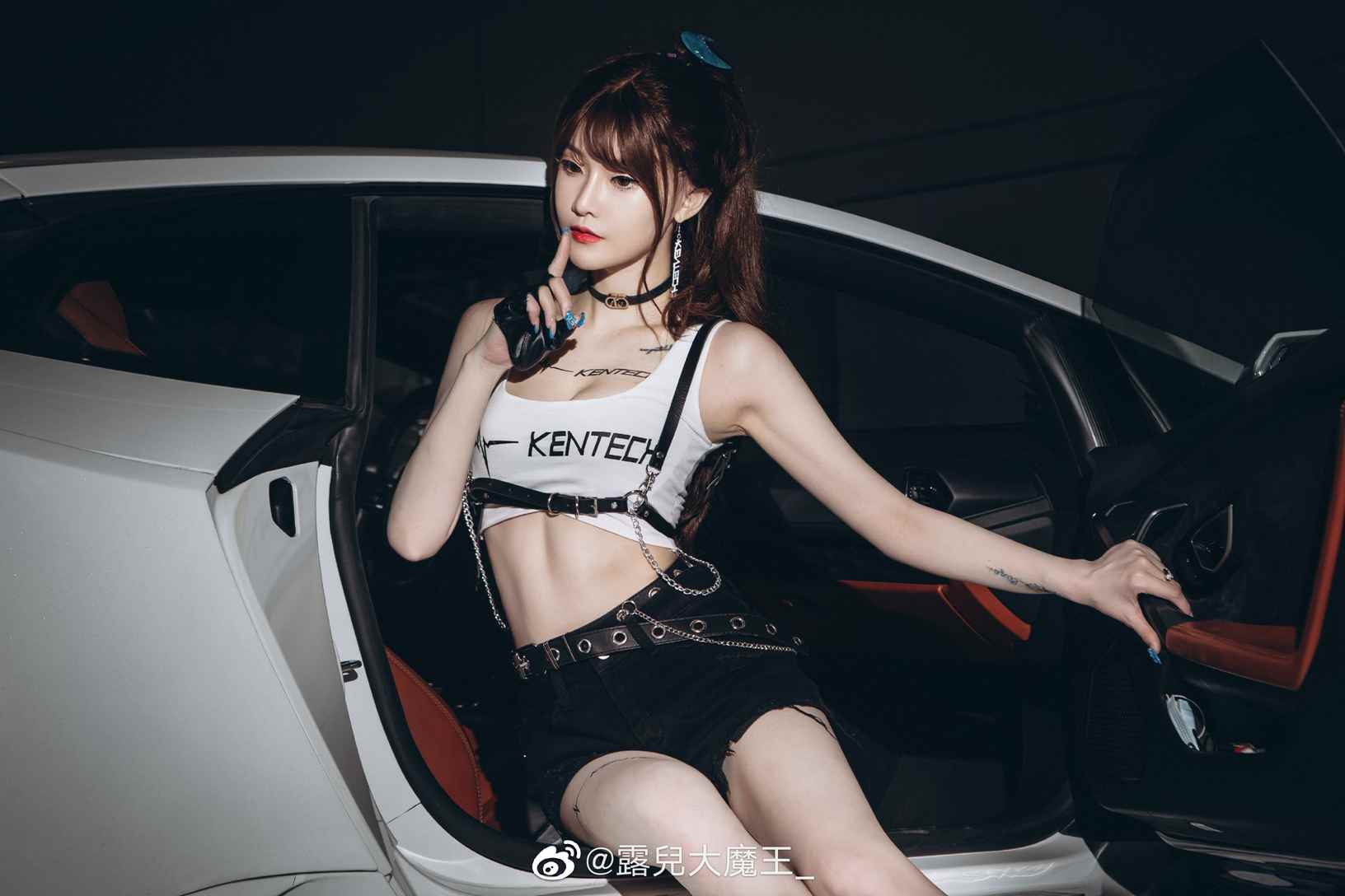 身材火爆的车模性感美十八禁乳露裸体奶头美女