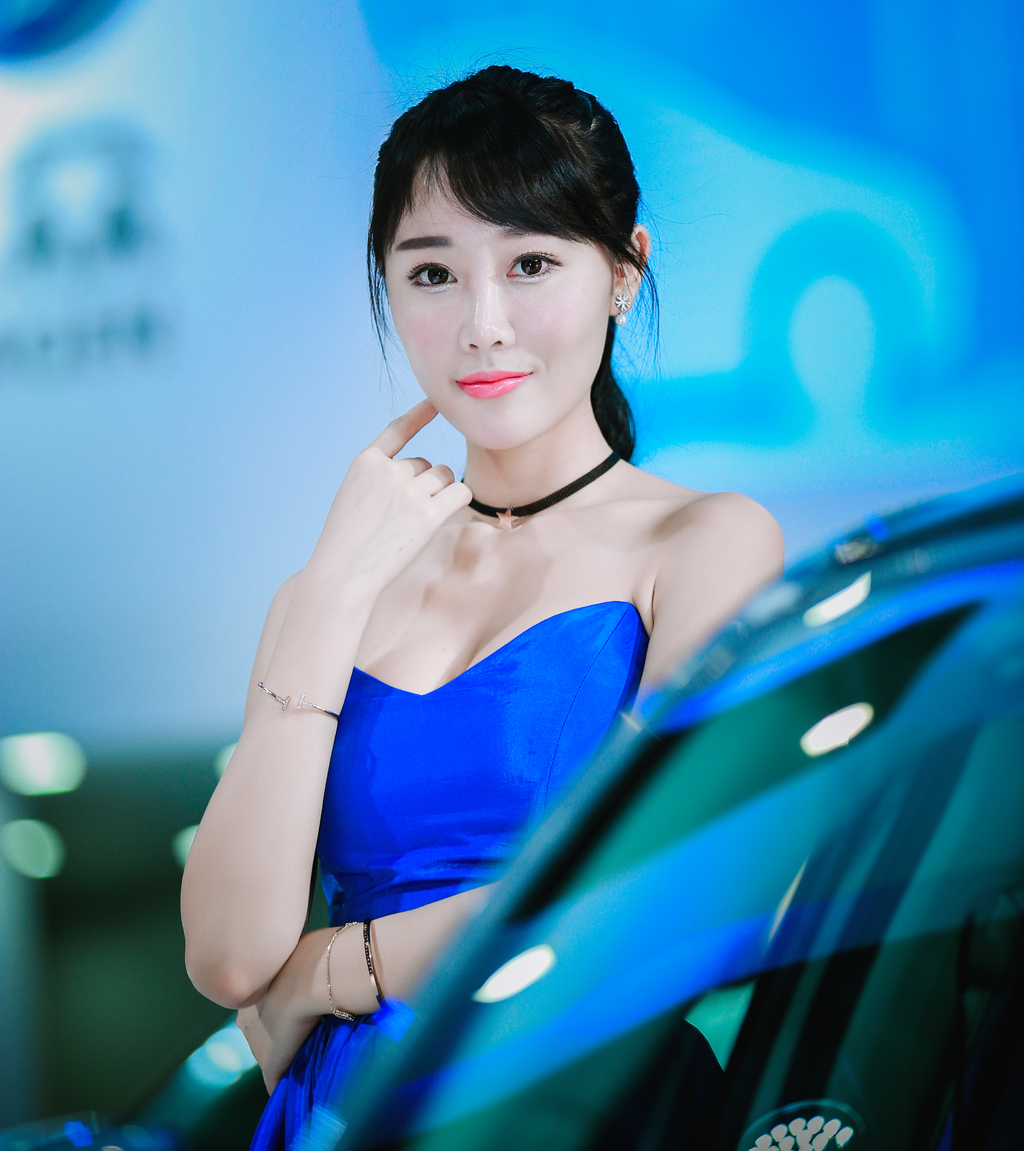 亚洲美女车模小露香肩透明无遮挡图片
