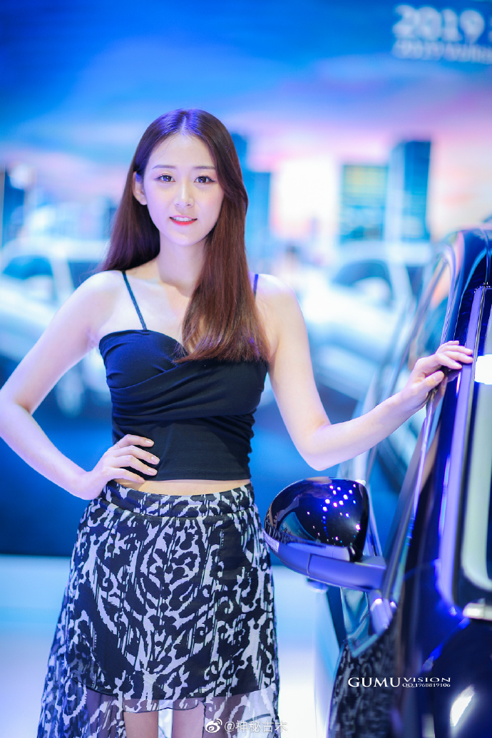 韩国车模吊带纱裙吸睛女性私密部位高清图片