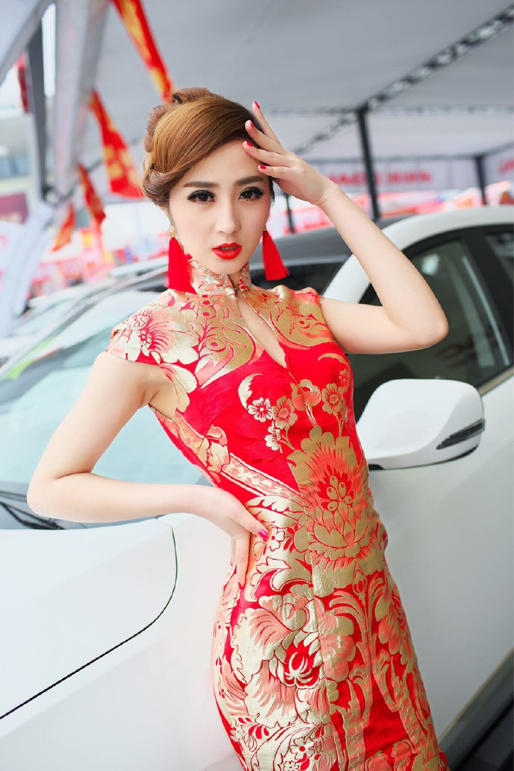 中国美旗袍美女车模在厨房被朋友玩得呻吟