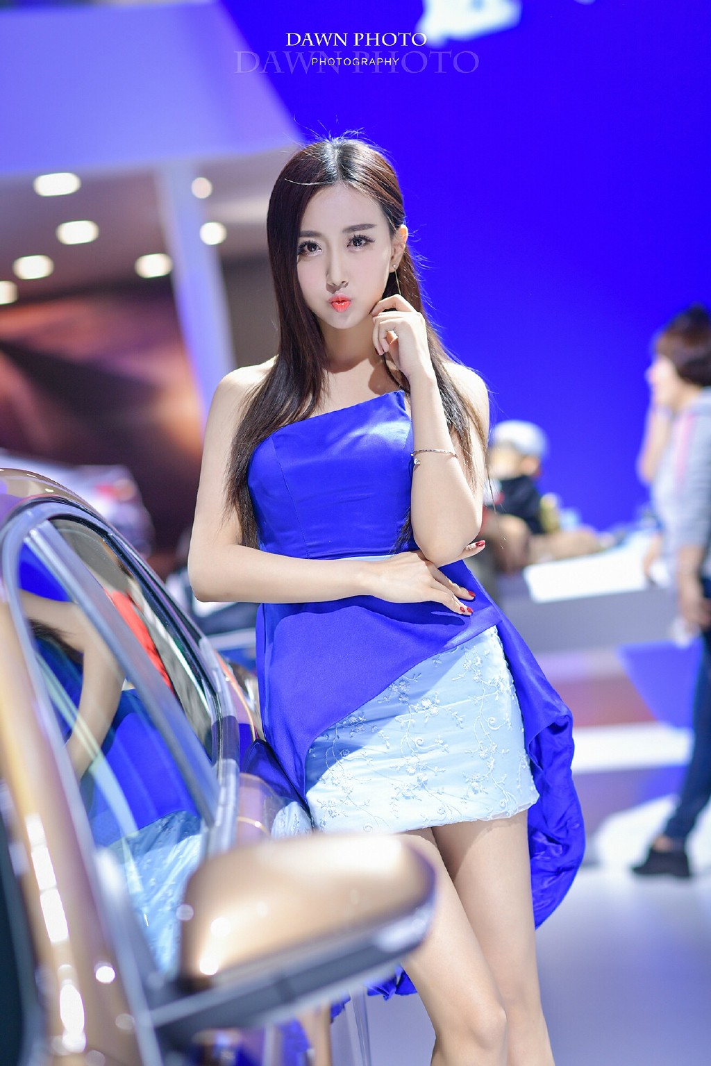 瓜子脸长发超短美女车116美女写真图片