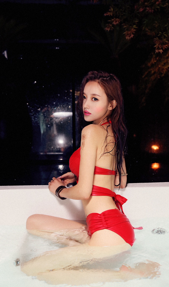 韩国美女浴池玩湿身诱大胸美女裸乳图片欣赏