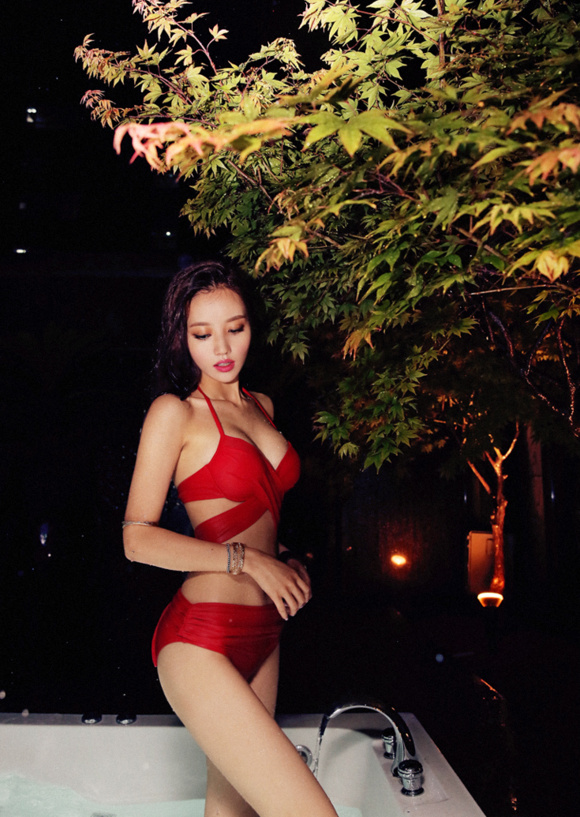 韩国美女浴池玩湿身诱大胸美女裸乳图片欣赏