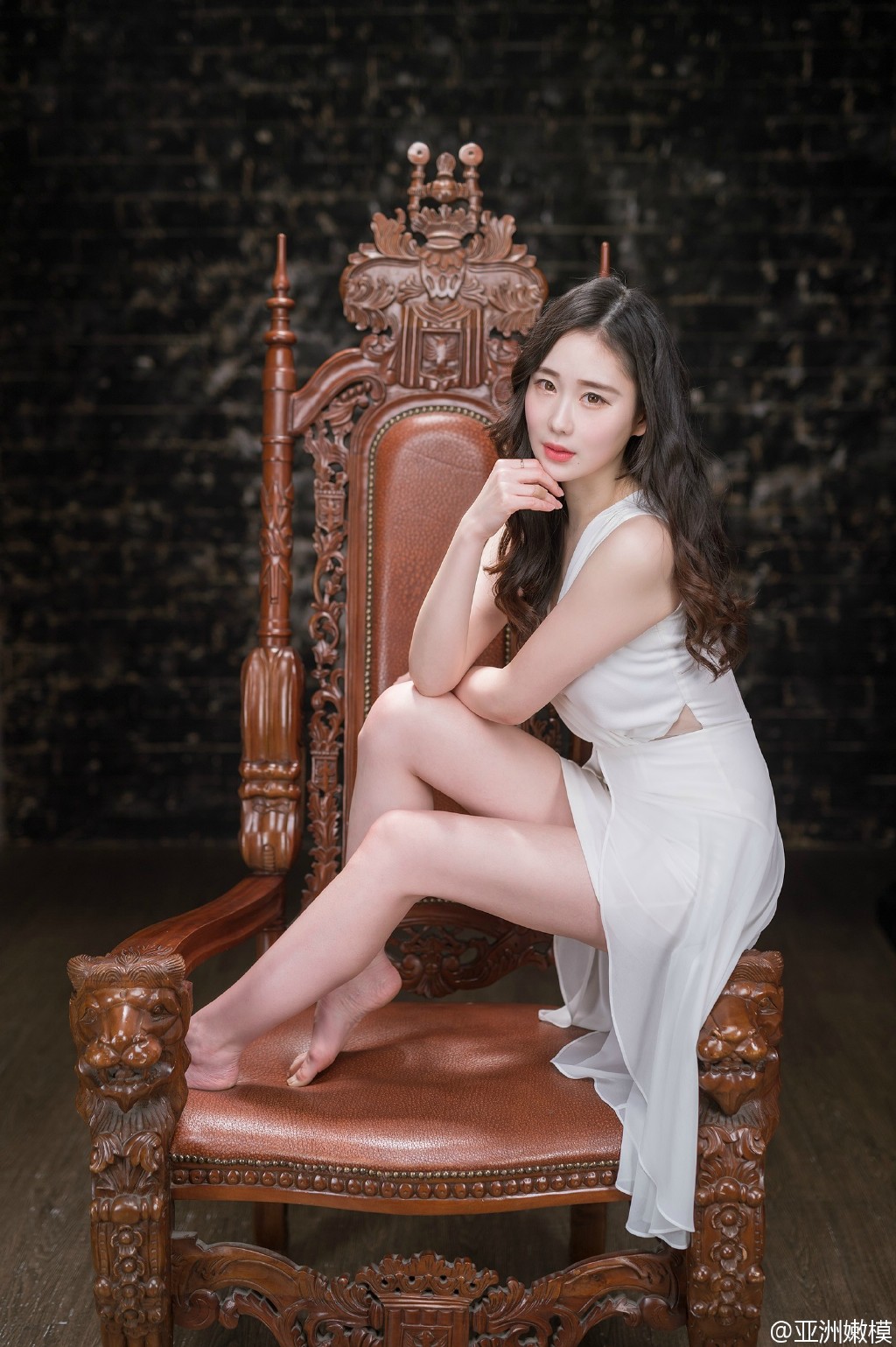 韩国白皙少妇白裙写真被强行打开双腿灌满白浆