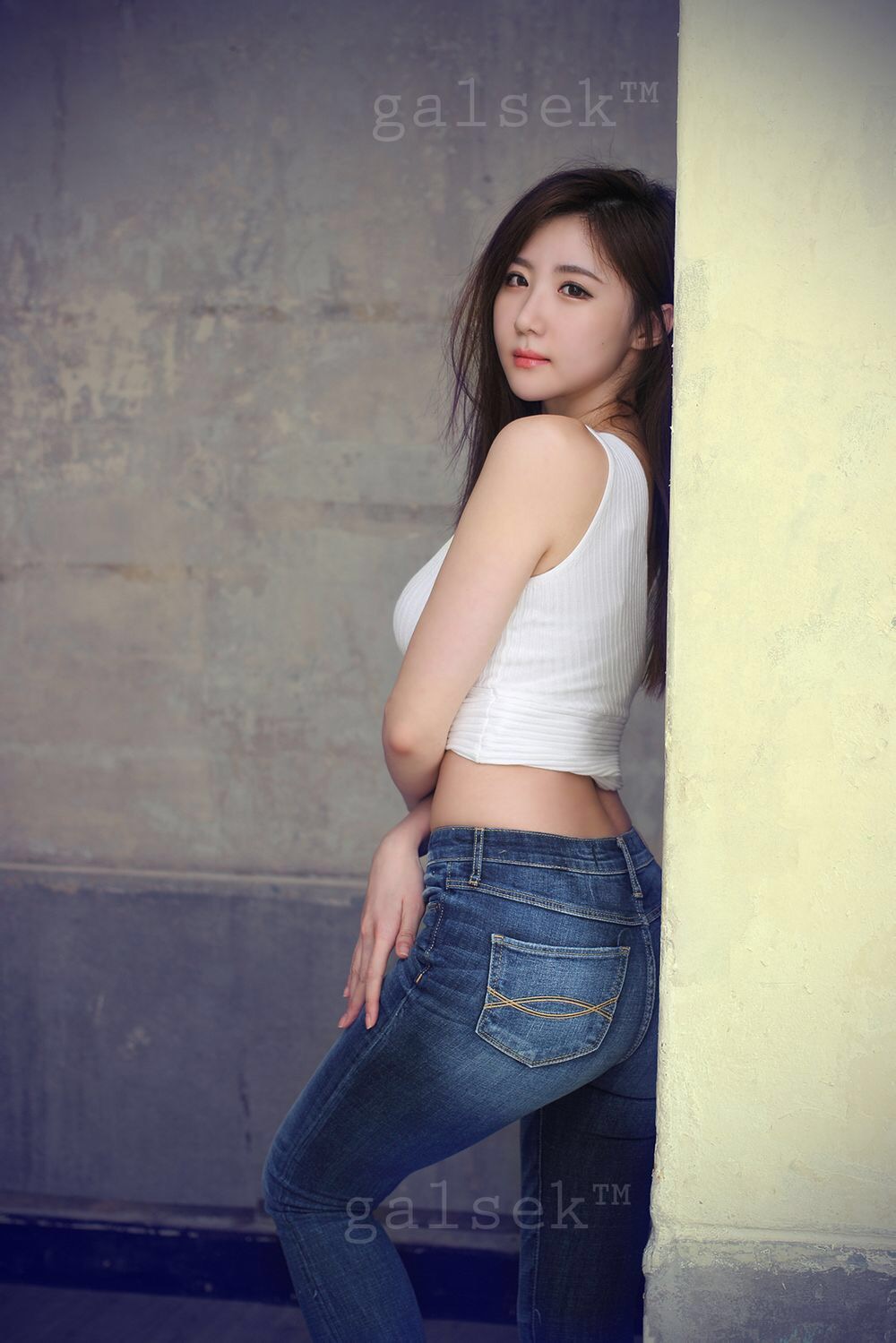 韩国纤腰风情牛仔裤美露%100奶头的美女图片