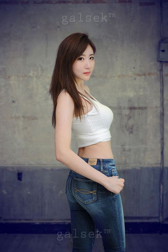 韩国锥子脸白皙美女秀身材超级完美的白嫩美女