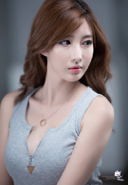 高清韩国美女豹纹短裙露100%奶头的美女图片