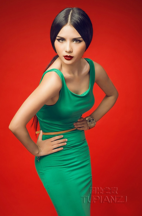 浓妆性感美女绿衣长裙大胆祼体验艺术写真