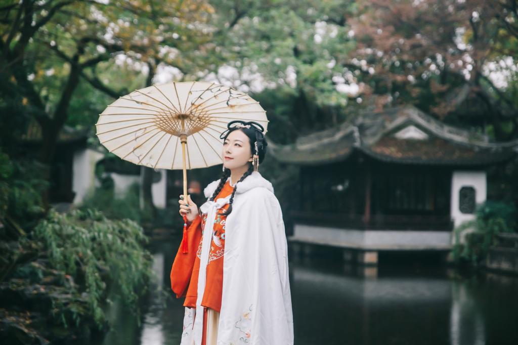 汉服少女浓眉大眼唇红扒开尤物雪白大腿图片