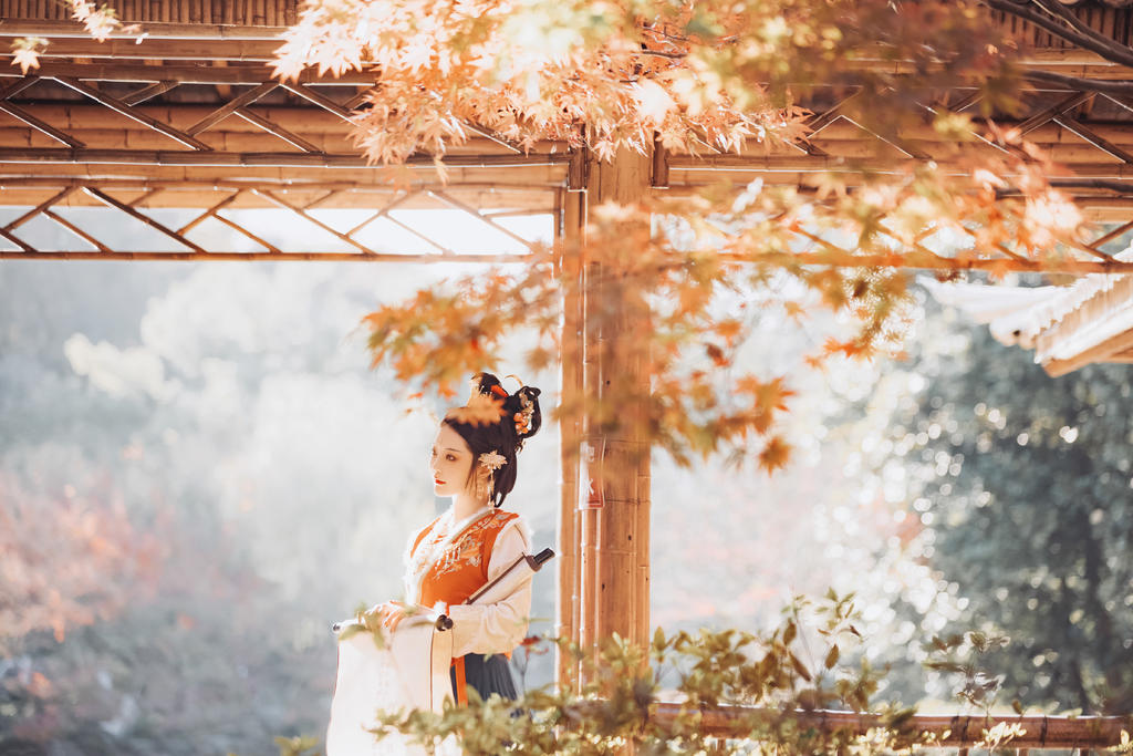 庭院中的汉服美女国色女生拍照姿势大全超级简单图片