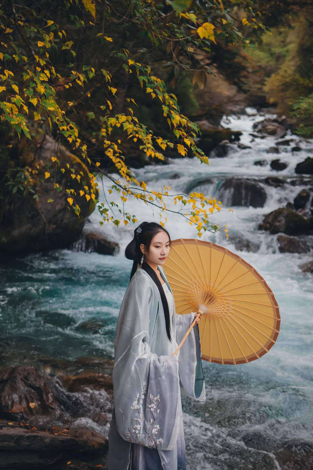 小溪边的古装美女清逸女高中生裸体自慰呻吟