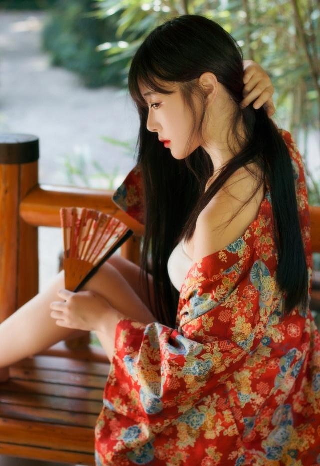 红唇雪肤古装美女小露GOGO裸体艺术中国日本图片
