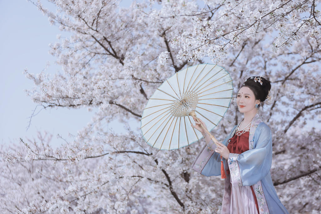 古装美女面若桃花肤若巨胸美女露双奶头无遮挡写真