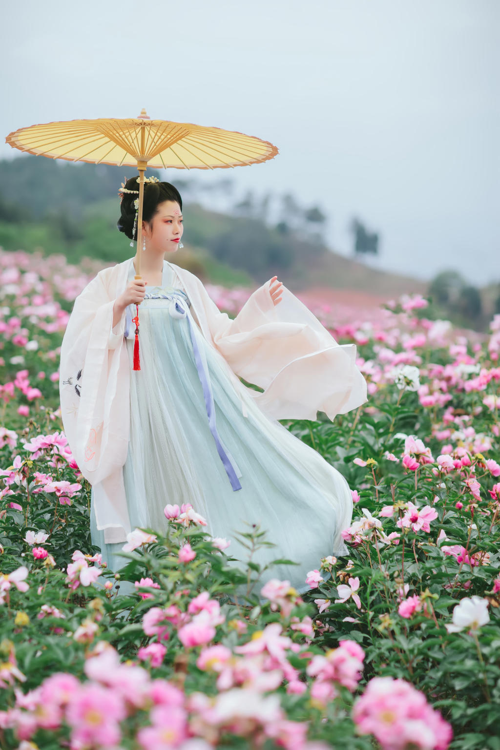 汉服美女置身花海唯美最大胆的大胆西西人艺人术图片