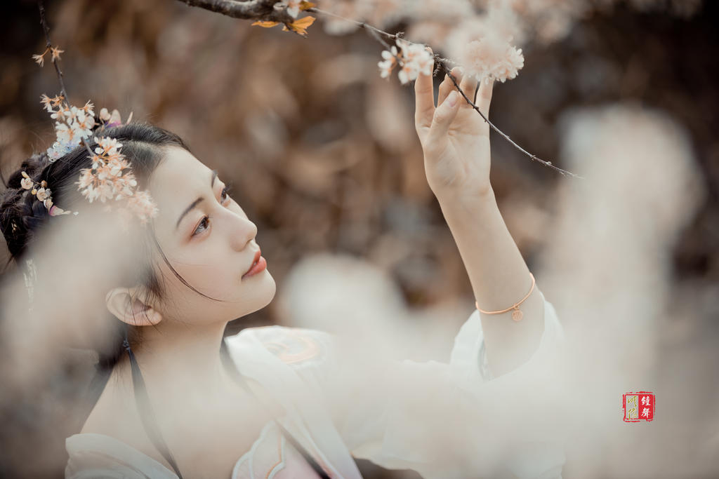 古装美女樱花树下唯美韩国西西大胆裸体艺术照图片
