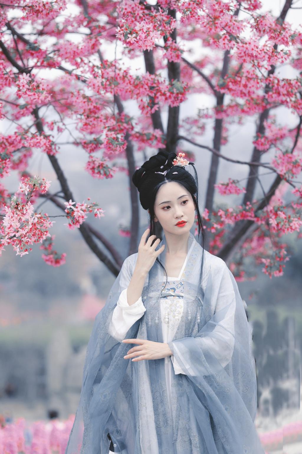 人面桃花古装美女红唇写真欣赏图片