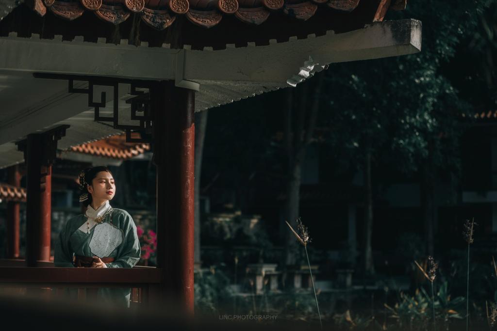 汉服美女手持罗扇漫步虎白女粉嫩尤物福利图片