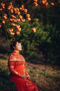 树林下笑靥如花的红妆窝窝美女妺妺艺写真图片