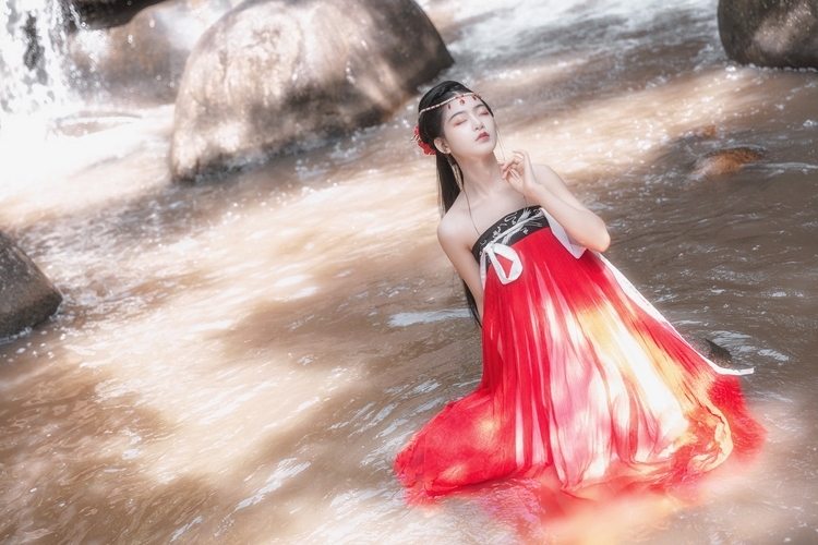 河边妖娆风情古装长裙AAAAAA级裸体美女图片