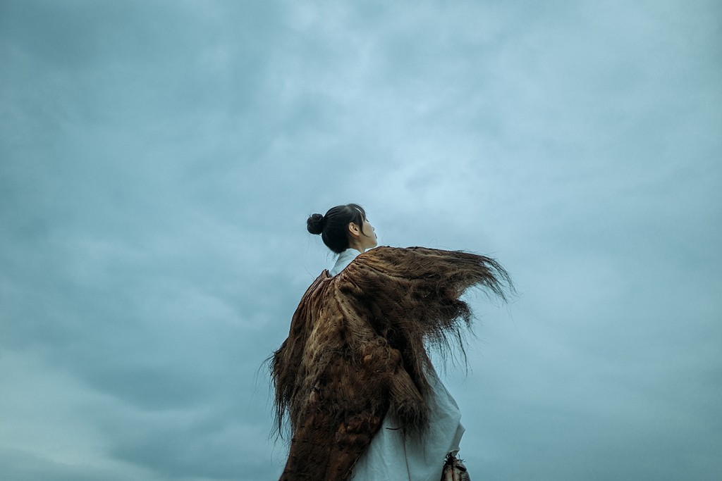 古装侠女绿水青山慵懒仙子粉嫩玉腿抽搐直流水图片