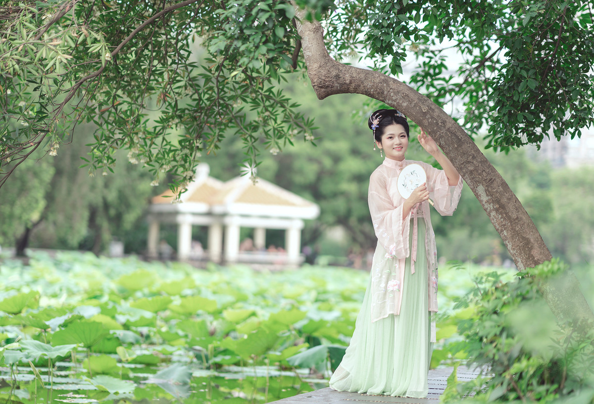 荷塘池旁古装美女透视131大胸美女图片