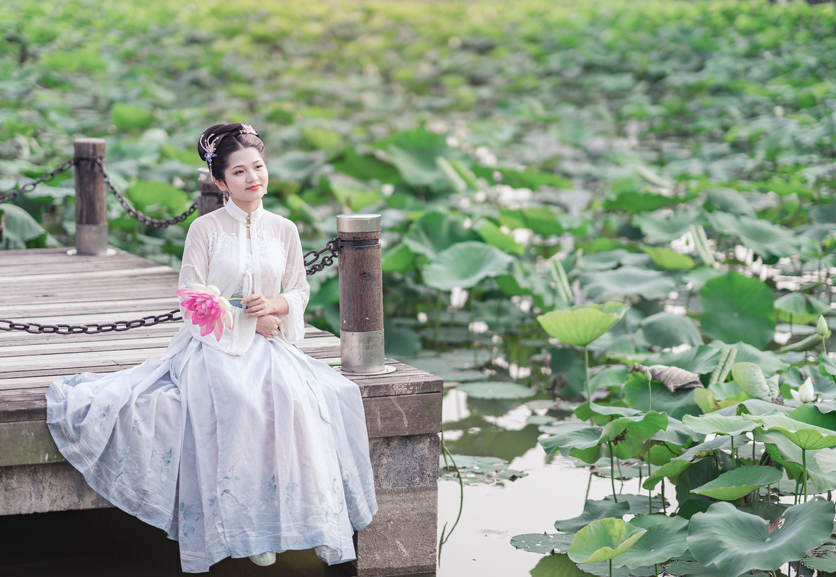 荷塘池旁古装美女透视131大胸美女图片