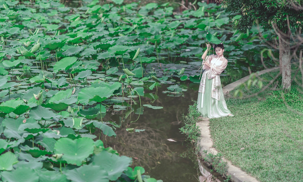 荷塘池旁古装美女透视131大胸美女图片