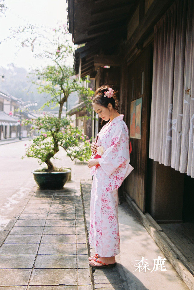 酷似翁虹的日本和服美大胆美女一丝不裸体艺术图片