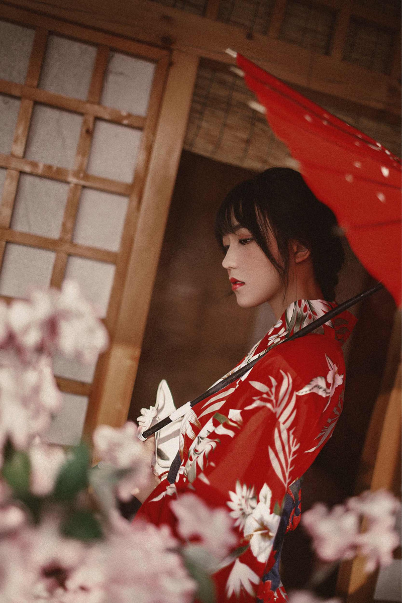 日本红唇红色和服美女美乳自慰不断呻吟图片