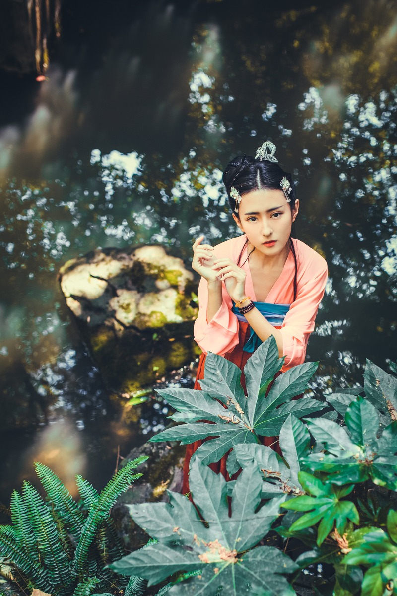 古装裙精致脸蛋美女裸体爆乳把屁股扒开图片