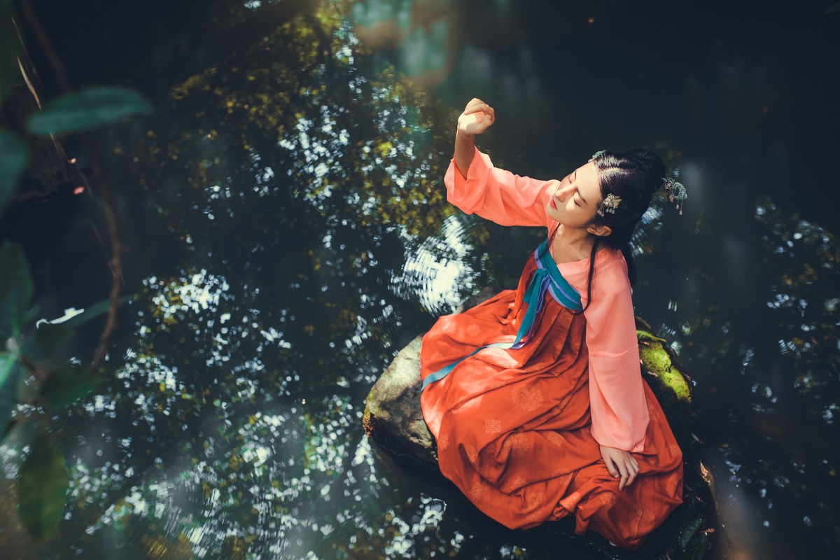 古装裙精致脸蛋美女裸体爆乳把屁股扒开图片