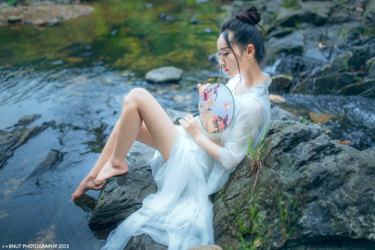 青山绿山间的古装造型美女私密写真集免费