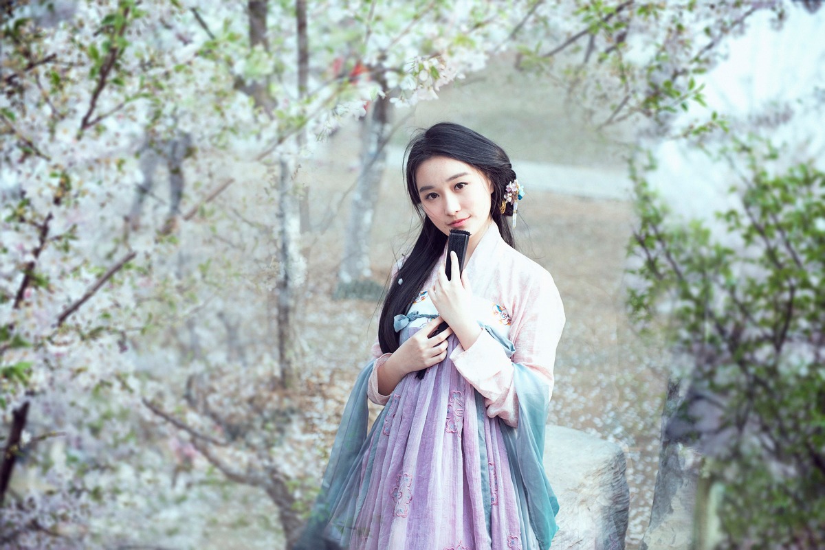古装长发美女桃花树下大胆中国欧美人休艺术照图片
