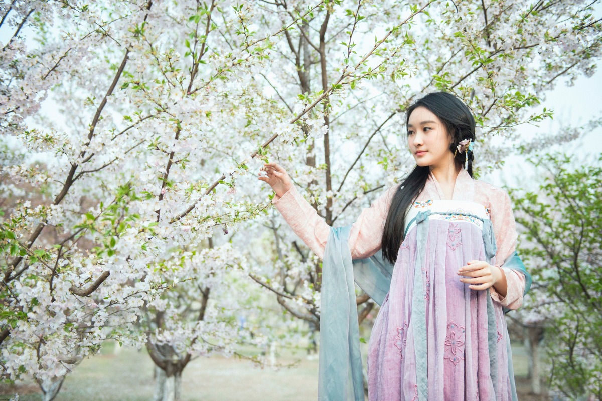 古装长发美女桃花树下大胆中国欧美人休艺术照图片