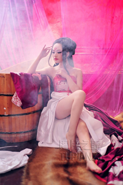 红衣少女洗浴图 白皙顶级美体艺术写真