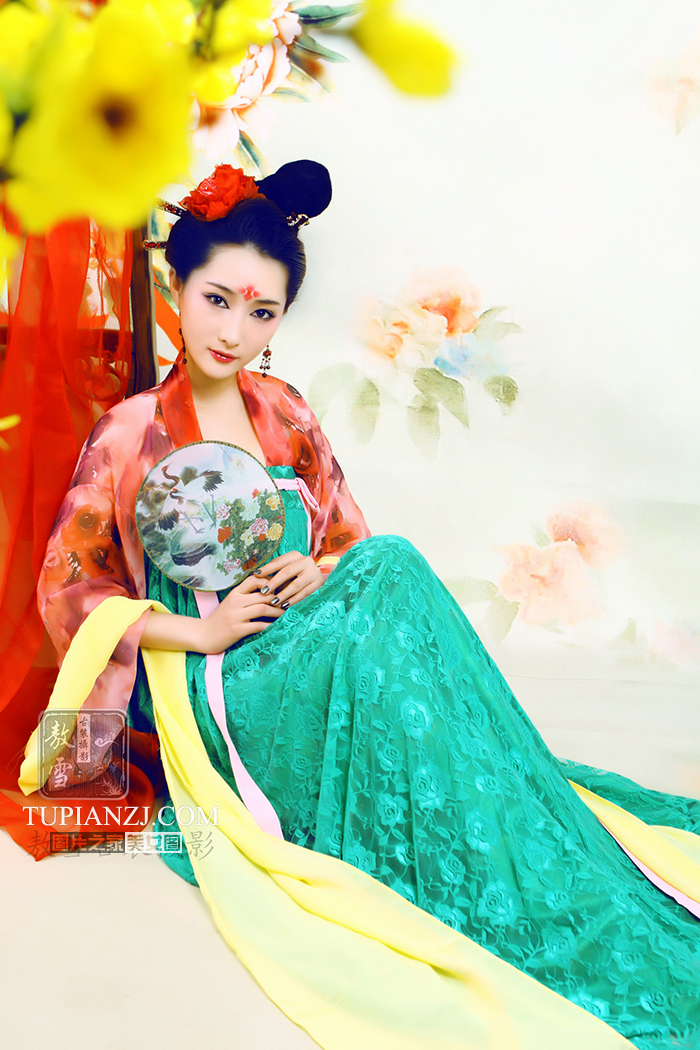 中国古典美女美丽动人脱内衣露出了奶头图片