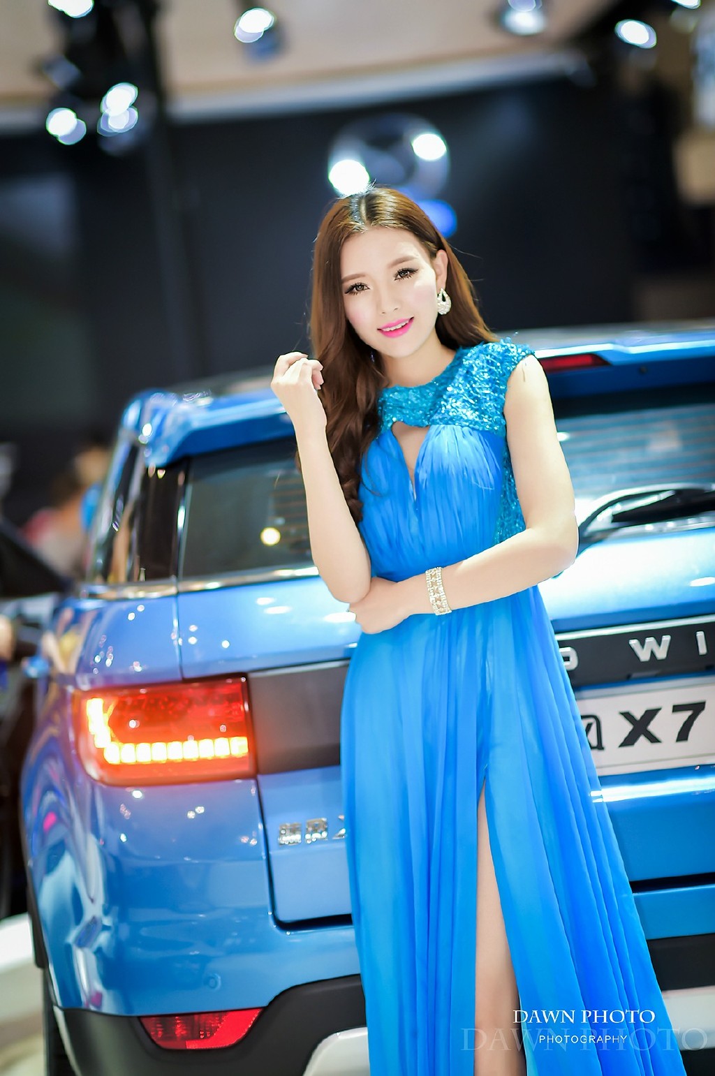 蓝色长裙仙女车模微笑被啪出白浆图片