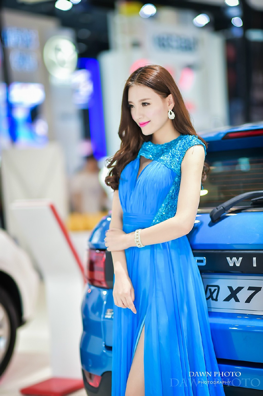 蓝色长裙仙女车模微笑被啪出白浆图片