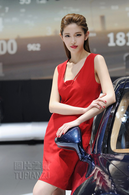 红裙车模照 展优雅气自拍美女图片一套
