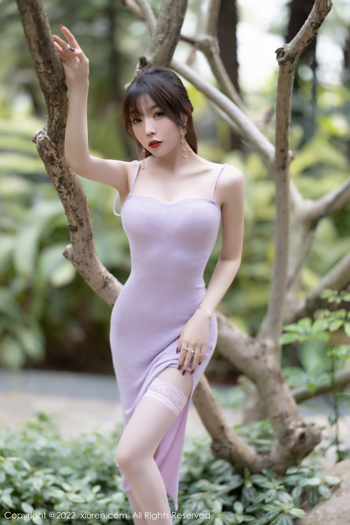 女神芝芝Booty紫色吊带长裙配白色蕾丝袜秀完美身材诱惑写真
