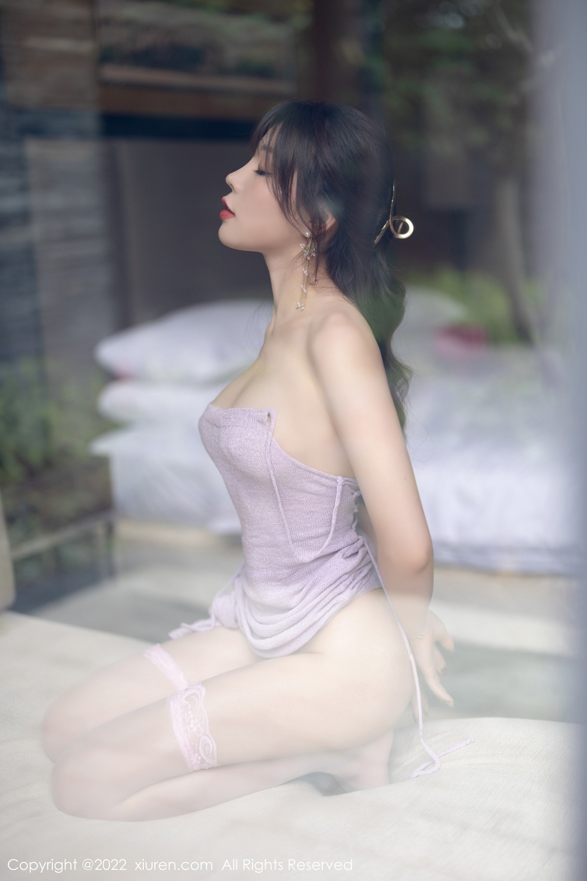 女神芝芝Booty紫色吊带长裙配白色蕾丝袜秀完美身材诱惑写真