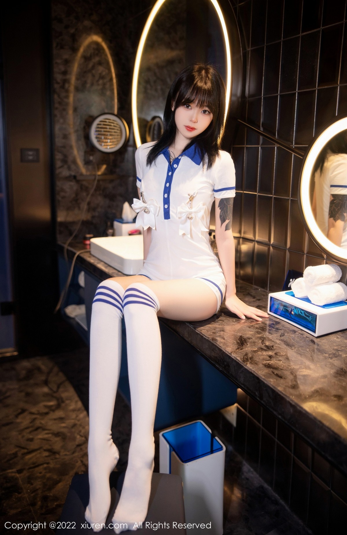 模特奶瓶性感白色水手服饰配白色长袜秀苗条身材迷人美腿写真