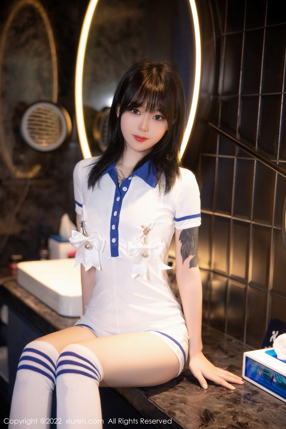 模特奶瓶性感白色水手服饰配白色长袜秀苗条身材迷人美腿写真